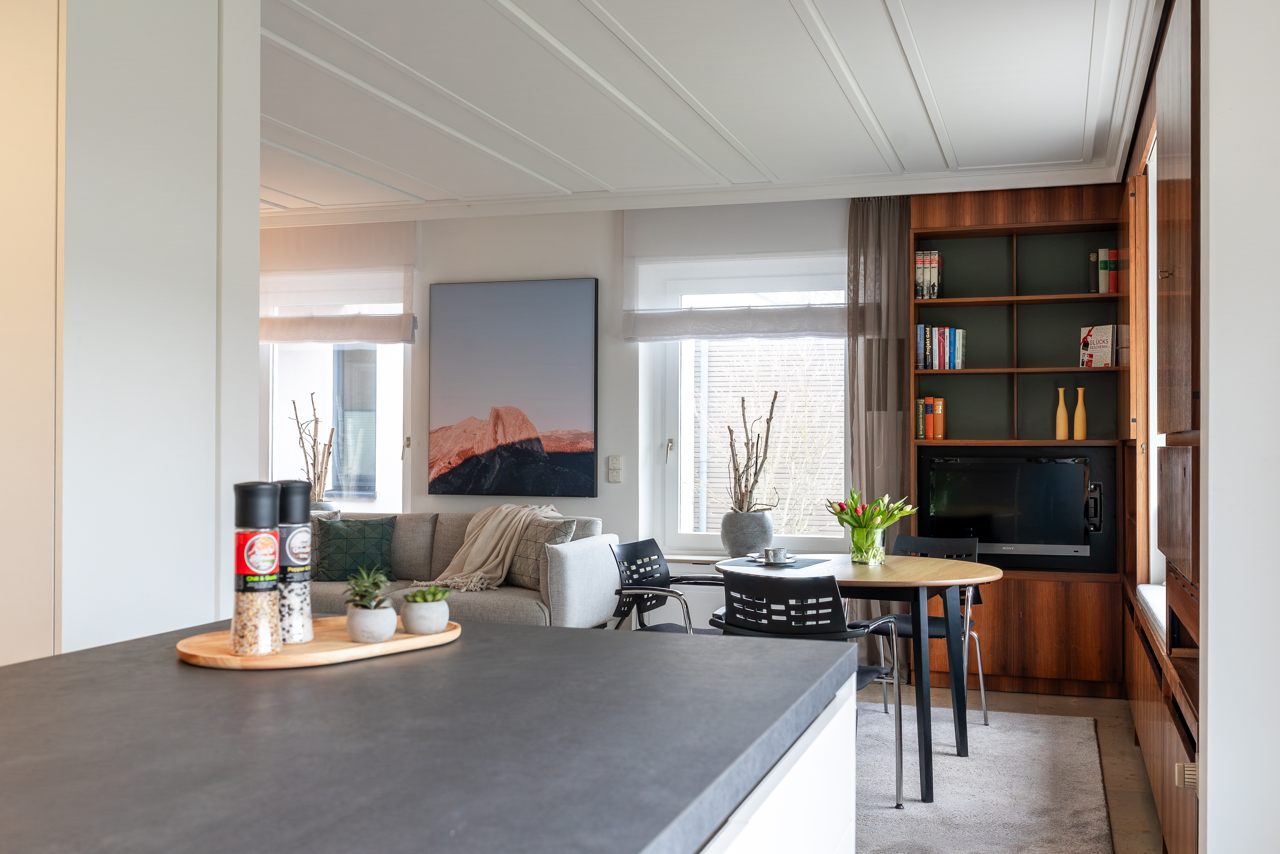 Wohnzimmer mit Blick in die Küche